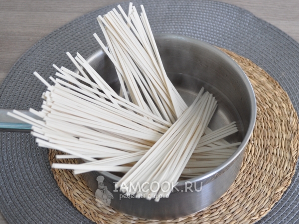 Положить лапшу в кипяток