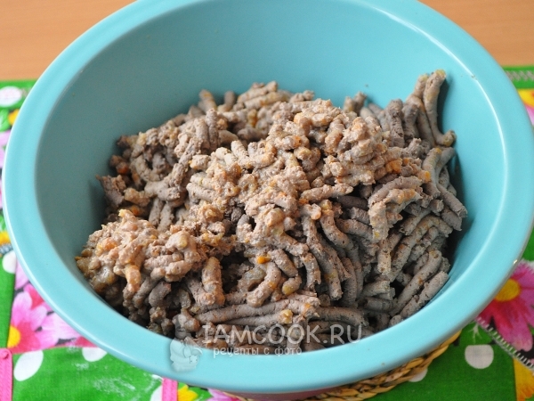 Перекрутить печень и овощи на мясорубке