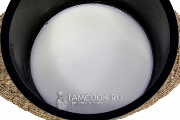 Влить молоко