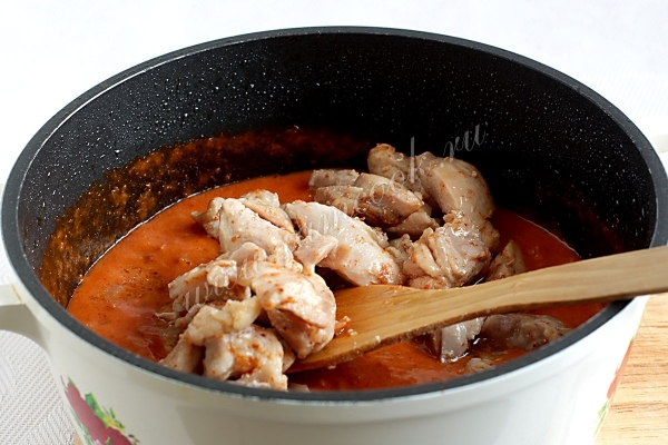 Добавить курицу в соус