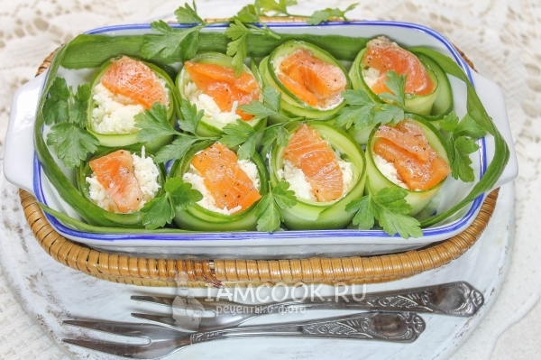 Рецепт огуречных бочонков с плавленным сыром и красной рыбой