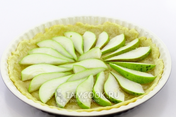 Положить грушу на тесто