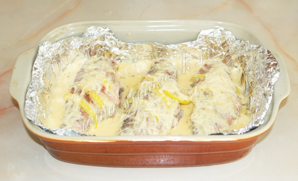 Морской окунь в форме для запекания