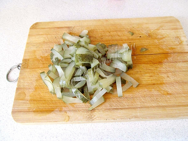Мелко порезать соленые огурцы