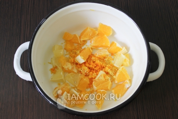 Соединить дольки апельсина с цедрой