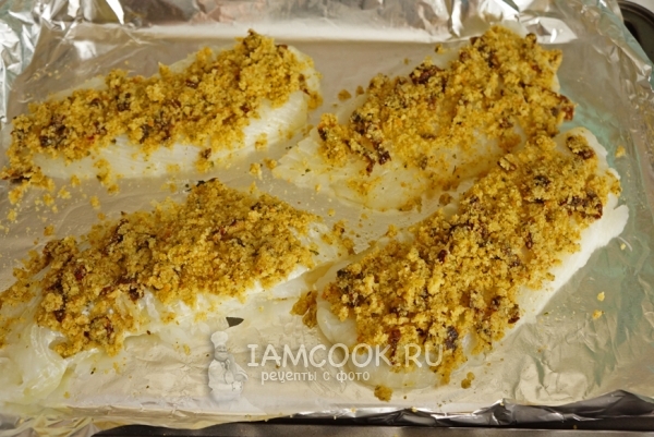 Выложить на рыбу крошку