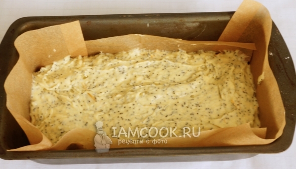 Переложить тесто в форму