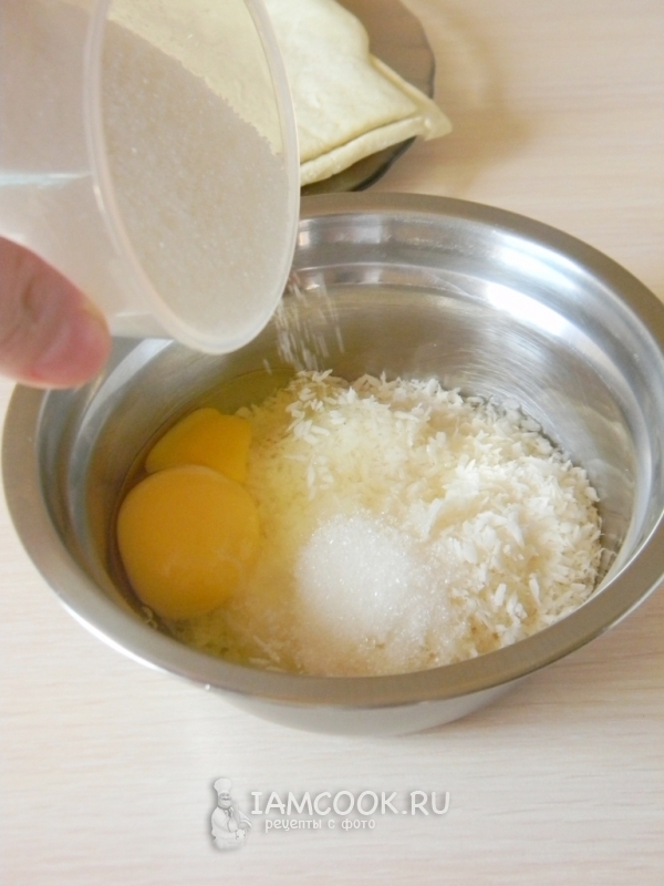 Соединить сахар, кокос и яйца