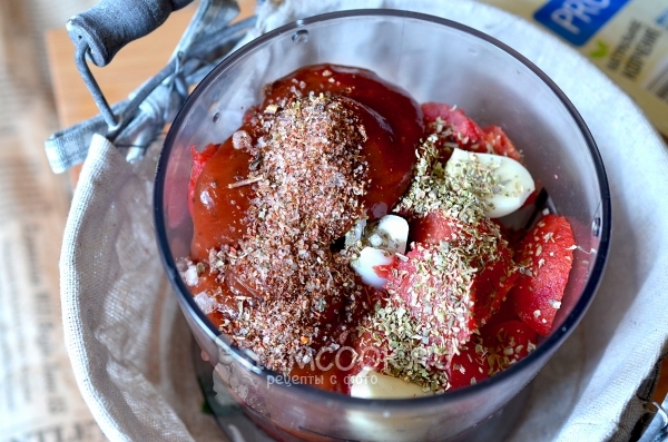 Смешать ингредиенты для соуса