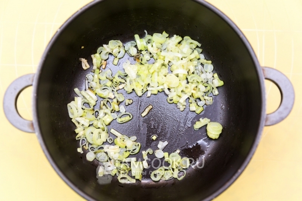 Обжарить лук