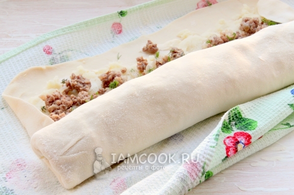 Свернуть тесто с начинкой в рулет