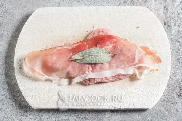 Приколоть к мясу полоску бекона и лист шалфея