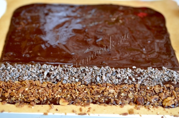 Выложить орехи слоями