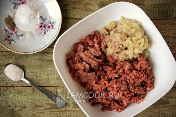 Перекрутить мясо и лук