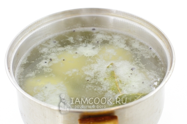 Положить шарики в воду со специями