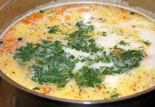 Варим суп из сыра с курицей