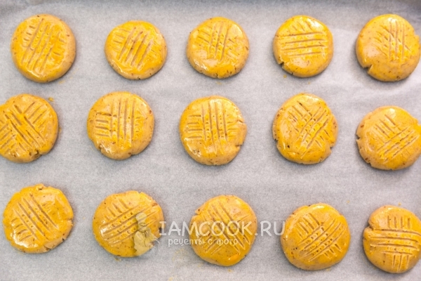 Положить круглый заготовки на противень