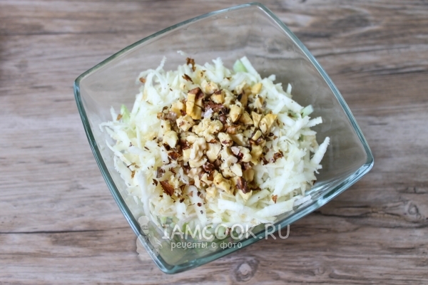 Всыпать грецкие орехи