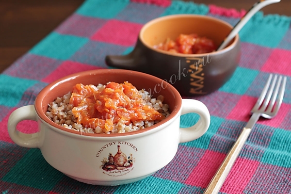 Фото гречки с луком и помидорами