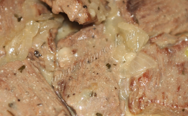 Говядина тушеная в сметанном соусе