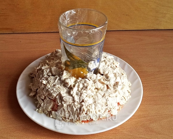 Положить слой курицы с майонезом
