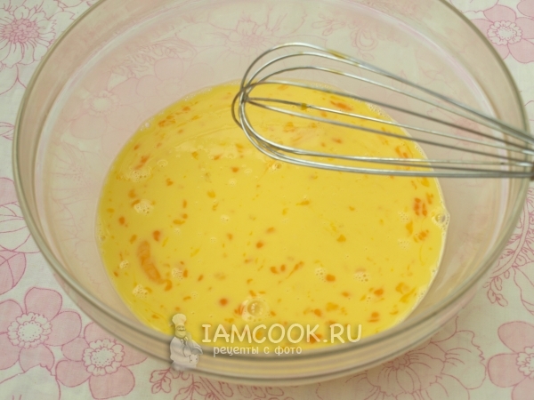 Взбить яйца с молоком