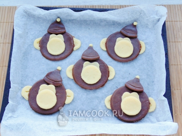 Украсить обезьянок шапкой из теста