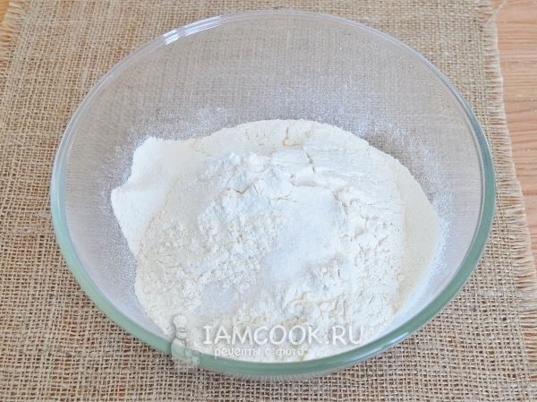Смешать муку с солью
