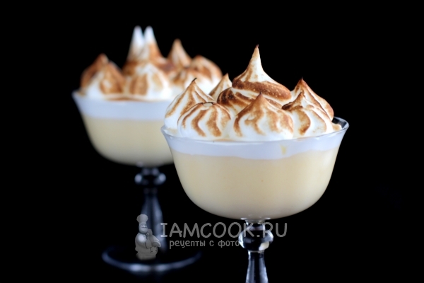 Фото пудингового десерта на черном фоне