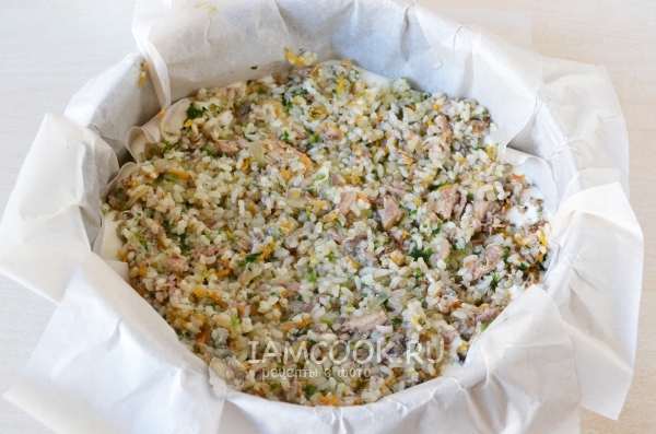 Положить начинку на тесто