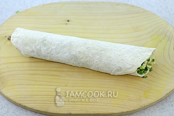 Свернуть лаваш в рулет