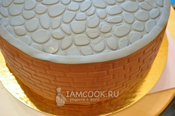 Покрыть верх торта мастикой