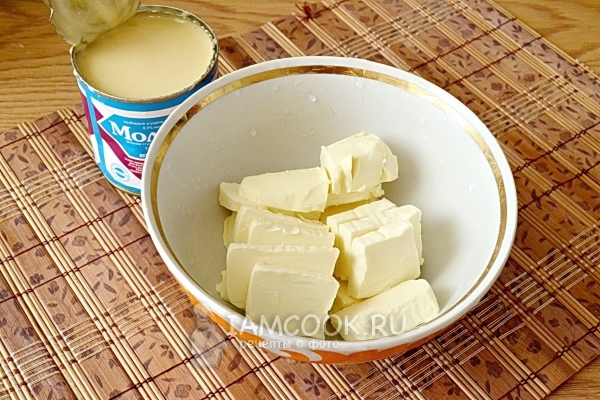 Порезать на кусочки сливочное масло