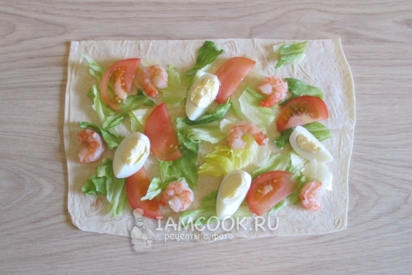 Положить креветки и яйца