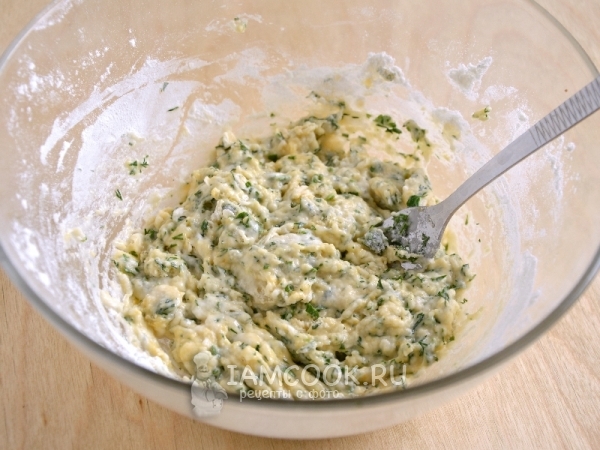 Размешать муку с яйцом и зеленью