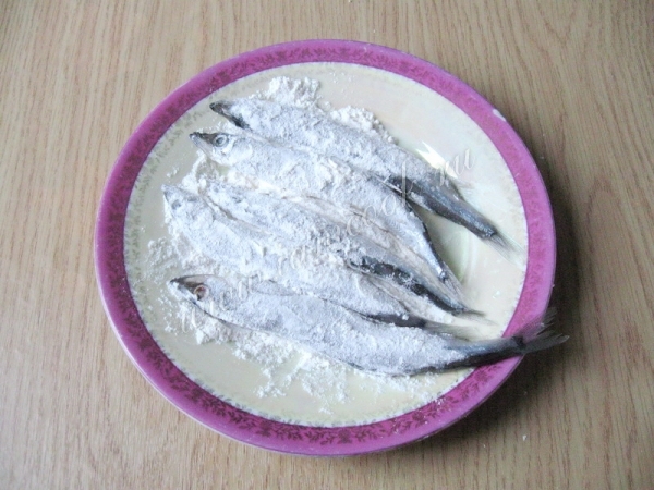 Обвалять мойву в муке