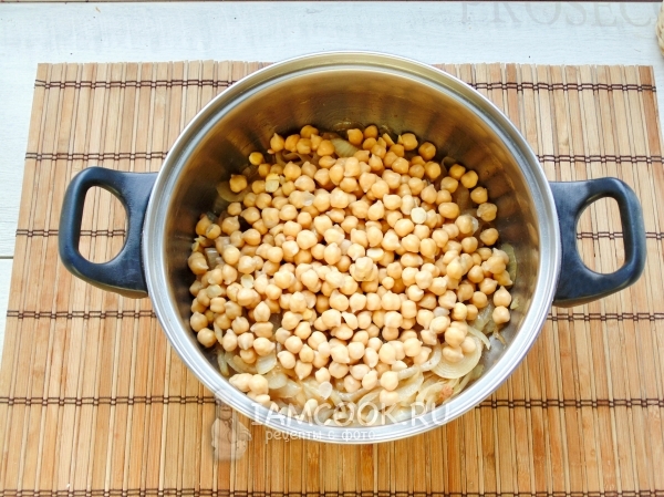 Положить к луку нут