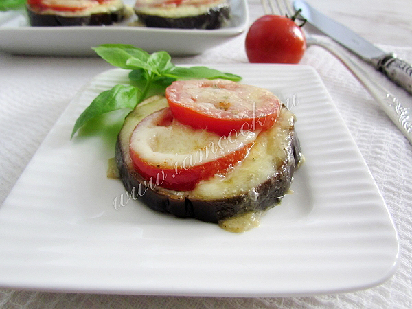 Баклажаны запеченные с томатами и сыром