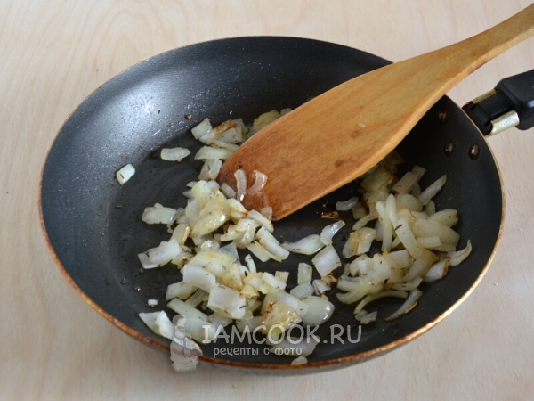 Обжарить лук