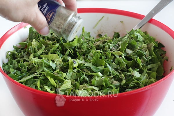 Смешать зелень, специи и масло