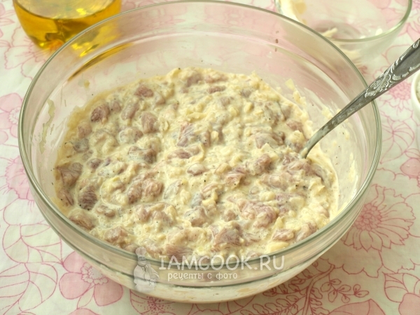 Размешать мясную смесь
