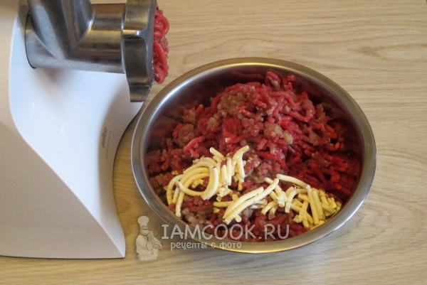 Перекрутить на мясорубке мясо, лук и масло