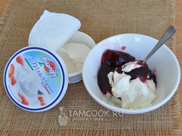 Смешать джем с маскарпоне