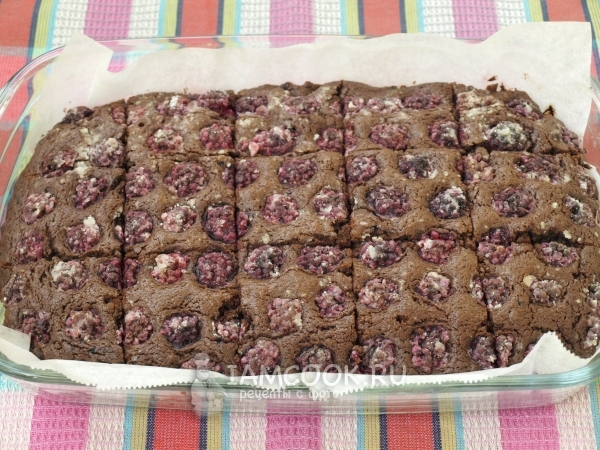 Готовое пирожное брауни с малиной