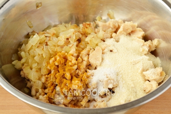 Всыпать специи и манку