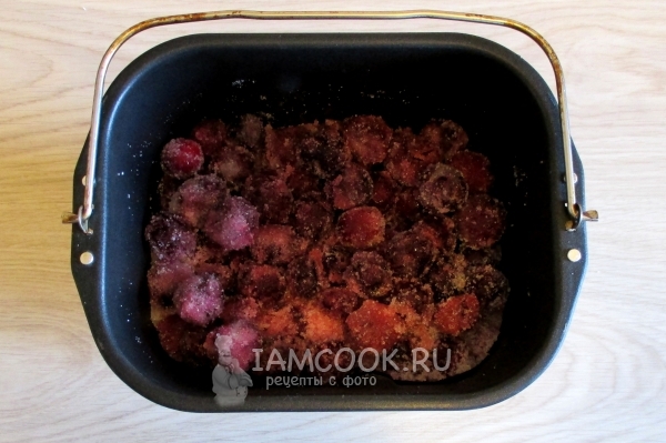 Размешать вишню с сахаром