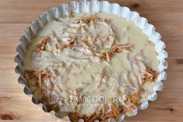 Залить яблоки тестом