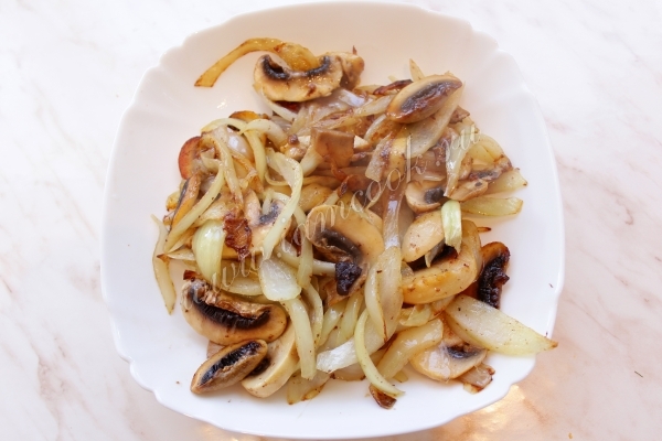 Лук с шампиньонами