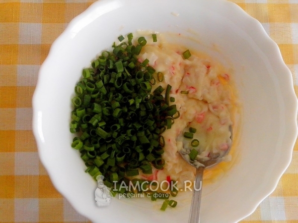 Положить зеленый лук