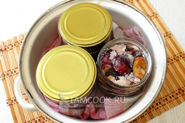 Банки со сливами в кастрюле